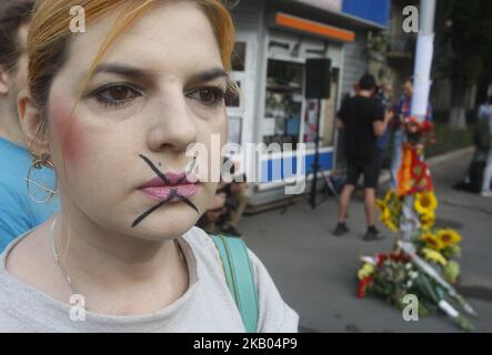 Am 20. Juli 2018 wurde der Journalist Pavel Sheremet vor zwei Jahren in Kiew, Ukraine, durch eine Autobombe getötet. Zwei Jahre nachdem der in Weißrussland geborene unabhängige Journalist Pavel Sheremet im Zentrum von Kiew durch eine Autobombe getötet wurde, versammelten sich Menschen am Ort der Tragödie, um sein Andenken zu ehren und eine rasche Untersuchung zu fordern. (Foto von STR/NurPhoto) Stockfoto