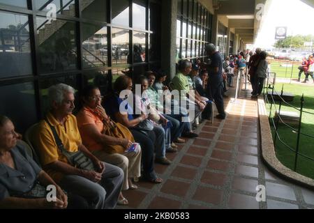 Am 20. Juli 2018 gehen Senioren in Maracaibo Venezuela lange Schlangen ein. Seit der Nacht zuvor, um das Geld aus seinem Ruhestand zu sammeln, müssen eine ganze Odyssee Durst, Hunger und Hitze den ganzen Tag aushalten. (Foto von Humberto Matheus/NurPhoto) Stockfoto