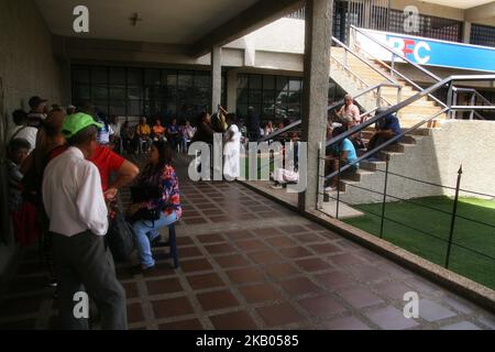 Am 20. Juli 2018 gehen Senioren in Maracaibo Venezuela lange Schlangen ein. Seit der Nacht zuvor, um das Geld aus seinem Ruhestand zu sammeln, müssen eine ganze Odyssee Durst, Hunger und Hitze den ganzen Tag aushalten. (Foto von Humberto Matheus/NurPhoto) Stockfoto