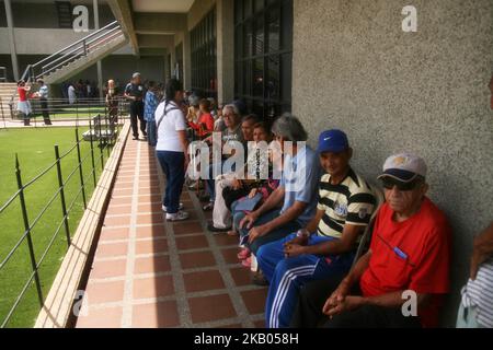 Am 20. Juli 2018 gehen Senioren in Maracaibo Venezuela lange Schlangen ein. Seit der Nacht zuvor, um das Geld aus seinem Ruhestand zu sammeln, müssen eine ganze Odyssee Durst, Hunger und Hitze den ganzen Tag aushalten. (Foto von Humberto Matheus/NurPhoto) Stockfoto