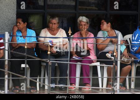 Am 20. Juli 2018 gehen Senioren in Maracaibo Venezuela lange Schlangen ein. Seit der Nacht zuvor, um das Geld aus seinem Ruhestand zu sammeln, müssen eine ganze Odyssee Durst, Hunger und Hitze den ganzen Tag aushalten. (Foto von Humberto Matheus/NurPhoto) Stockfoto