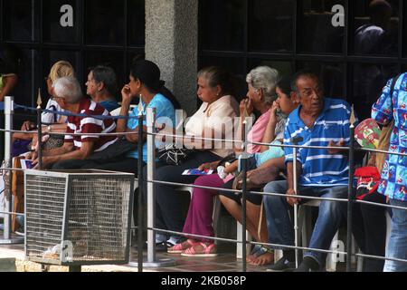 Am 20. Juli 2018 gehen Senioren in Maracaibo Venezuela lange Schlangen ein. Seit der Nacht zuvor, um das Geld aus seinem Ruhestand zu sammeln, müssen eine ganze Odyssee Durst, Hunger und Hitze den ganzen Tag aushalten. (Foto von Humberto Matheus/NurPhoto) Stockfoto