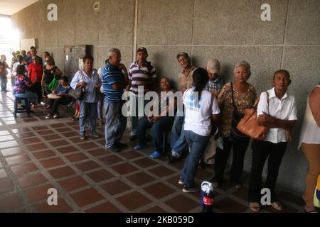 Am 20. Juli 2018 gehen Senioren in Maracaibo Venezuela lange Schlangen ein. Seit der Nacht zuvor, um das Geld aus seinem Ruhestand zu sammeln, müssen eine ganze Odyssee Durst, Hunger und Hitze den ganzen Tag aushalten. (Foto von Humberto Matheus/NurPhoto) Stockfoto