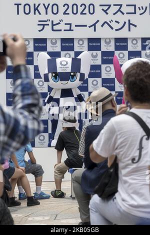 â € œMIRAITOWAâ € , ein Maskottchen der Olympischen Spiele 2020 in Tokio, sind für die Öffentlichkeit in Tokio am 22. Juli 2018 geöffnet. â € œMIRAITOWAâ € bedeutet Zukunft und Ewigkeit, und â € œSOMEITYâ € bedeutet Someiyoshino (repräsentative japanische Kirsche) und so mächtig. Die Olympischen Sommerspiele 2020 finden vom 24. Juli bis zum 9. August statt. (Foto von Alessandro Di Ciommo/NurPhoto) Stockfoto