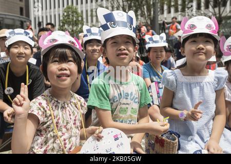 Am 22. Juli 2018 besuchen Kinder die Erstveranstaltung der Maskottchen der Olympischen Spiele 2020 in Tokio. Die Organisatoren der Olympischen und Paralympischen Spiele 2020 in Tokio gaben am 22. Juli die Namen der Maskottchen bekannt. (Foto von Alessandro Di Ciommo/NurPhoto) Stockfoto