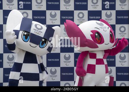 â € œMIRAITOWAâ € (L), ein Maskottchen der Olympischen Spiele 2020 in Tokio, und â € œSOMEITYâ € (R), ein Maskottchen der Paralympischen Spiele 2020 in Tokio, sind für die Öffentlichkeit am 22. Juli 2018 geöffnet. â € œMIRAITOWAâ € bedeutet Zukunft und Ewigkeit, und â € œSOMEITYâ € bedeutet Someiyoshino (repräsentative japanische Kirsche) und so mächtig. Die Olympischen Sommerspiele 2020 finden vom 24. Juli bis zum 9. August statt. (Foto von Alessandro Di Ciommo/NurPhoto) Stockfoto