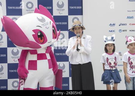 â € œSOMEITYâ €, ein Maskottchen der Olympischen Spiele 2020 in Tokio, sind für die Öffentlichkeit in Tokio am 22. Juli 2018 geöffnet. Auch Yoriko Koike, Gouverneur von Tokio, nahm an einer Veranstaltung Teil. â € œMIRAITOWAâ € bedeutet Zukunft und Ewigkeit, und â € œSOMEITYâ € bedeutet Someiyoshino (repräsentative japanische Kirsche) und so mächtig. Die Olympischen Sommerspiele 2020 finden vom 24. Juli bis zum 9. August statt. (Foto von Alessandro Di Ciommo/NurPhoto) Stockfoto
