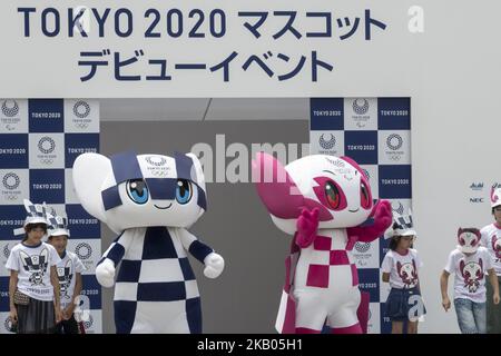 â € œMIRAITOWAâ € (L), ein Maskottchen der Olympischen Spiele 2020 in Tokio, und â € œSOMEITYâ € (R), ein Maskottchen der Paralympischen Spiele 2020 in Tokio, sind für die Öffentlichkeit am 22. Juli 2018 geöffnet. â € œMIRAITOWAâ € bedeutet Zukunft und Ewigkeit, und â € œSOMEITYâ € bedeutet Someiyoshino (repräsentative japanische Kirsche) und so mächtig. Die Olympischen Sommerspiele 2020 finden vom 24. Juli bis zum 9. August statt. (Foto von Alessandro Di Ciommo/NurPhoto) Stockfoto