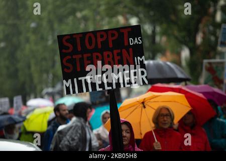 Der Protestierende hält ein Schild mit der Aufschrift „Stoppt das Töten im Mittelmeer“. Mehrere zehntausend Menschen demonstrierten am 22. Juli 2018 in München gegen die Politik der CSU-Partei. Es gab verschiedene Schwerpunktthemen wie Flüchtlinge und Krieg, das Bayerische Polizeiaufgabengesetz (PAG), LGBTI, Queer- und Frauenrechte, soziale Themen wie Wohnen und Arbeitsrechte. (Foto von Alexander Pohl/NurPhoto) Stockfoto