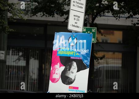 Plakat der CSU über ein Plakat der FDP geklebt. Mehrere zehntausend Menschen demonstrierten am 22. Juli 2018 in München gegen die Politik der CSU-Partei. Es gab verschiedene Schwerpunktthemen wie Flüchtlinge und Krieg, das Bayerische Polizeiaufgabengesetz (PAG), LGBTI, Queer- und Frauenrechte, soziale Themen wie Wohnen und Arbeitsrechte. (Foto von Alexander Pohl/NurPhoto) Stockfoto