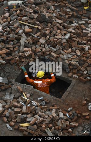 Personen der National Disaster Response Force (NDRF) führen eine Rettungsaktion durch, nachdem am 22. Juli 2018 in Dasna, Bezirk Ghaziabad im Bundesstaat Uttar Pradesh, Indien, ein Gebäude im Bau einstürzte. – Die Zahl der Verletzten wurde laut lokalen Medien nicht gemeldet. (Foto von Indraneel Chowdhury/NurPhoto) Stockfoto