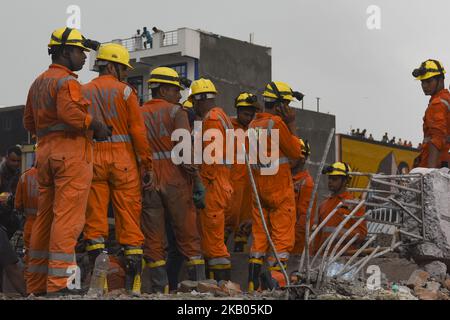 Personen der National Disaster Response Force (NDRF) führen eine Rettungsaktion durch, nachdem am 22. Juli 2018 in Dasna, Bezirk Ghaziabad im Bundesstaat Uttar Pradesh, Indien, ein Gebäude im Bau einstürzte. – Die Zahl der Verletzten wurde laut lokalen Medien nicht gemeldet. (Foto von Indraneel Chowdhury/NurPhoto) Stockfoto