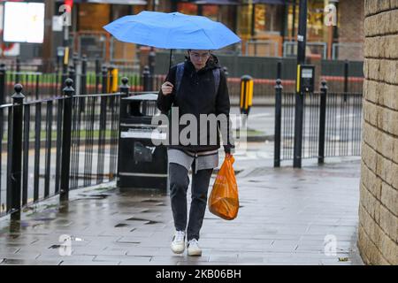 London, Großbritannien. 3.. November 2022. Während der Regenfälle in London untersteht eine Frau unter einem Regenschirm. Laut dem Met Office wird in dieser Woche in vielen Teilen des Landes mit Regen gerechnet. (Bild: © Dinendra Haria/SOPA Images via ZUMA Press Wire) Stockfoto