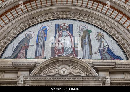 Die Westminster Cathedral oder die Metropolitan Cathedral of the Precious Blood of Our Lord Jesus Christ, in London, Großbritannien, das größte katholische Kirchengebäude in England und Wales und der Sitz des Erzbischofs von Westminster. Es wurde 1903 erbaut, wobei der höchste Turm 87m erreichte. Es wurde vom Architekten John Francis Bentley im neo-byzantinischen Stil entworfen. London, Großbritannien - Februar 2018 (Foto von Nicolas Economou/NurPhoto) Stockfoto