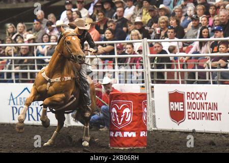 Barrel-Rennfahrer Nikki Hansen aus Dickinson, ND, während des K-Days Rodeo in Edmonton in Aktion. Am Sonntag, den 22. Juli 2018, Kanada. (Foto von Artur Widak/NurPhoto) Stockfoto