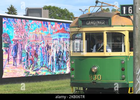 Eine historische Straßenbahn vor dem Wandgemälde, das „Old Strathcona from 100 years ago“ darstellt, in der Gegend von Old Strathcona, einem historischen Viertel im südlichen Zentrum von Edmonton am Sonntag, den 22. Juli 2018, in Edmonton, Alberta, Kanada. (Foto von Artur Widak/NurPhoto) Stockfoto