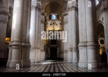 Ein Blick auf die Kathedrale von Granada, Granada, Spanien, am 24. Juli 2018. Die Kathedrale von Granada oder die Kathedrale der Menschwerdung (spanisch: Catedral de Granada, Santa Iglesia Catedral Metropolitana de la Encarnación de Granada) ist eine römisch-katholische Kirche in der Stadt Granada, der Hauptstadt der gleichnamigen Provinz in der Autonomen Region Andalusien, Spanien. Die Kathedrale ist der Sitz der Erzdiözese Granada. (Foto von Mairo Cinquetti/NurPhoto) Stockfoto