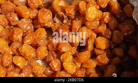 Getrocknete und gestapelte Pflaumen, gelb und orange Stockfoto