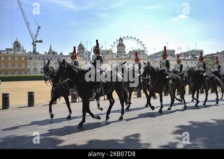 Am 25. Juli 2018 werden in London die „Queen's Life Horse Guards“ abgebildet. In Teilen Großbritanniens herrschen derzeit mehr Hitzewellen, die Temperaturen bewegen sich in Richtung 32C (90F) und werden später in dieser Woche steigen. (Foto von Alberto Pezzali/NurPhoto) Stockfoto