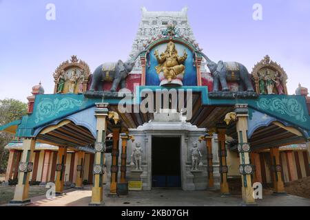 Komplizierte Figuren hinduistischer Gottheiten schmücken den Sri Varasiddhi Vinayagar Hindu Tempel in Jaffna, Sri Lanka. Dieser Tempel ist Lord Ganesh gewidmet. (Foto von Creative Touch Imaging Ltd./NurPhoto) Stockfoto
