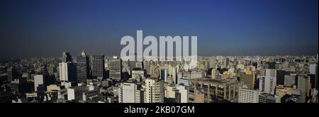 Blick auf die Stadt Sao Paulo in der zentralen Region am 26. Juli 2018. Die Metropolregion São Paulo hatte vor 100 Tagen keinen großen Regen. Laut INMET war der letzte heftige Regen der 16. April. Seitdem hat es in der Region keine Niederschläge über 10 mm gegeben. Zusätzlich zu trockenem Wetter und Verschmutzung sorgt sich die Höhe der Stauseen, die den Staat versorgen, weil sie jeden Tag fällt. (Foto von Cris FAGA/NurPhoto) Stockfoto