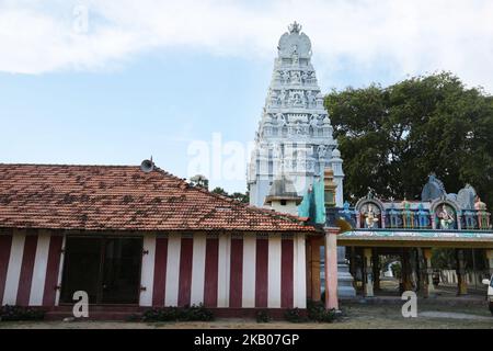 Komplizierte Figuren hinduistischer Gottheiten schmücken den Sri Varasiddhi Vinayagar Hindu Tempel in Jaffna, Sri Lanka. Dieser Tempel ist Lord Ganesh gewidmet. (Foto von Creative Touch Imaging Ltd./NurPhoto) Stockfoto