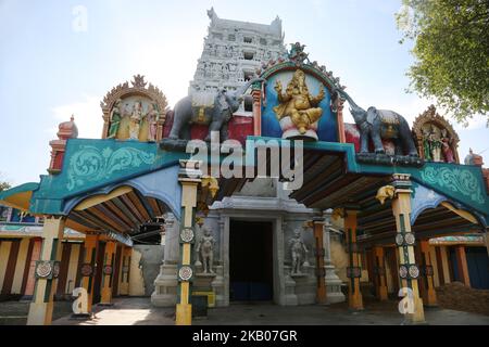Komplizierte Figuren hinduistischer Gottheiten schmücken den Sri Varasiddhi Vinayagar Hindu Tempel in Jaffna, Sri Lanka. Dieser Tempel ist Lord Ganesh gewidmet. (Foto von Creative Touch Imaging Ltd./NurPhoto) Stockfoto