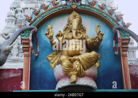 Komplizierte Figuren hinduistischer Gottheiten schmücken den Sri Varasiddhi Vinayagar Hindu Tempel in Jaffna, Sri Lanka. Dieser Tempel ist Lord Ganesh gewidmet. (Foto von Creative Touch Imaging Ltd./NurPhoto) Stockfoto