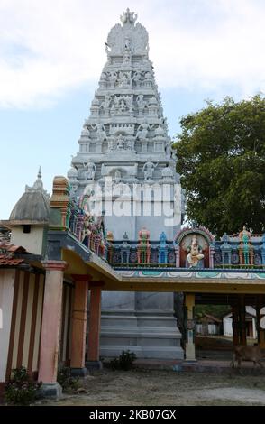 Komplizierte Figuren hinduistischer Gottheiten schmücken den Sri Varasiddhi Vinayagar Hindu Tempel in Jaffna, Sri Lanka. Dieser Tempel ist Lord Ganesh gewidmet. (Foto von Creative Touch Imaging Ltd./NurPhoto) Stockfoto