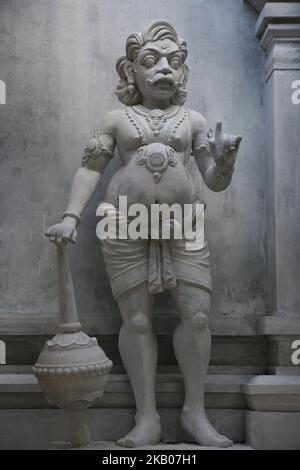 Komplizierte Figuren hinduistischer Gottheiten schmücken den Sri Varasiddhi Vinayagar Hindu Tempel in Jaffna, Sri Lanka. Dieser Tempel ist Lord Ganesh gewidmet. (Foto von Creative Touch Imaging Ltd./NurPhoto) Stockfoto