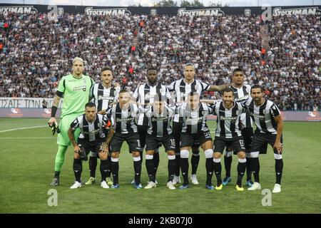 Das PAOK-Team steht vor dem Champions League-Qualifikationslauf des ersten Fußballspiels zwischen PAOK FC und FC Basel am 24. Juli 2018 im Toumba-Stadion in Thessaloniki, Griechenland, an. PAOK gewann 2:1. PAOK Salonika-Torschützen: José Cañas (32'), Aleksandar Prijovic (80'). FC Basel: Albian Ajeti (82') Stockfoto