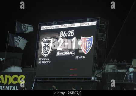 Der Videobildschirm zeigt das Endergebnis des zweiten Qualifikationsrundes der Champions League, des Fußballspiels der ersten Etappe zwischen PAOK FC und FC Basel, im Toumba-Stadion in Thessaloniki, Griechenland am 24. Juli 2018. PAOK gewann 2:1. PAOK Salonika-Torschützen: José Cañas (32'), Aleksandar Prijovic (80'). FC Basel: Albian Ajeti (82') Stockfoto