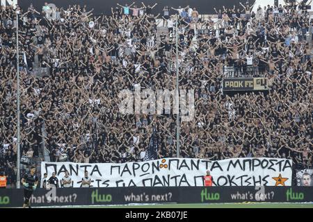 PAOK'Fans während der zweiten Qualifikationsrunde der Champions League First Leg Fußballspiel zwischen PAOK FC und FC Basel, im Toumba Stadion in Thessaloniki, Griechenland am 24. Juli 2018. PAOK gewann 2:1. PAOK Salonika-Torschützen: José Cañas (32'), Aleksandar Prijovic (80'). FC Basel: Albian Ajeti (82') Stockfoto