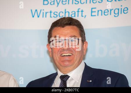 Franz-Josef Pschierer hielt eine Rede. Bayerns Wirtschaftsminister Franz-Josef Pschierer von der Christlich-Sozialen Union (CSU) übergab die Förderscheine an Unternehmen, die in Bayern E-Autostationen bauen werden. In einer kurzen Rede sagte er, dass E-Autos sehr wichtig für die Umwelt und die Zukunft seien und nannte China ein Vorbild. (Foto von Alexander Pohl/NurPhoto) Stockfoto