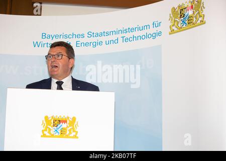 Franz-Josef Pschierer hielt eine Rede. Bayerns Wirtschaftsminister Franz-Josef Pschierer von der Christlich-Sozialen Union (CSU) übergab die Förderscheine an Unternehmen, die in Bayern E-Autostationen bauen werden. In einer kurzen Rede sagte er, dass E-Autos sehr wichtig für die Umwelt und die Zukunft seien und nannte China ein Vorbild. (Foto von Alexander Pohl/NurPhoto) Stockfoto