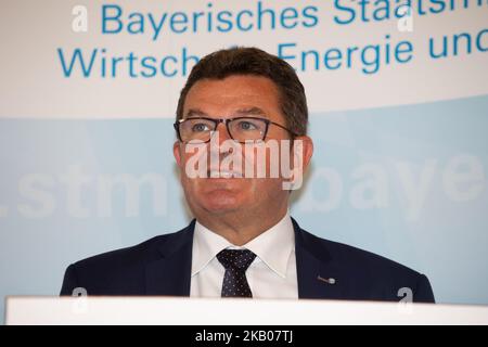 Franz-Josef Pschierer hielt eine Rede. Bayerns Wirtschaftsminister Franz-Josef Pschierer von der Christlich-Sozialen Union (CSU) übergab die Förderscheine an Unternehmen, die in Bayern E-Autostationen bauen werden. In einer kurzen Rede sagte er, dass E-Autos sehr wichtig für die Umwelt und die Zukunft seien und nannte China ein Vorbild. (Foto von Alexander Pohl/NurPhoto) Stockfoto