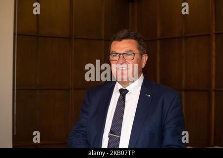 Franz-Josef Pschierer hielt eine Rede. Bayerns Wirtschaftsminister Franz-Josef Pschierer von der Christlich-Sozialen Union (CSU) übergab die Förderscheine an Unternehmen, die in Bayern E-Autostationen bauen werden. In einer kurzen Rede sagte er, dass E-Autos sehr wichtig für die Umwelt und die Zukunft seien und nannte China ein Vorbild. (Foto von Alexander Pohl/NurPhoto) Stockfoto