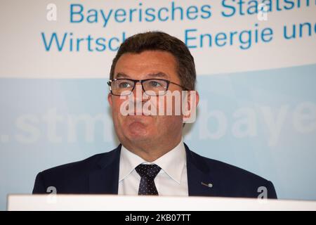 Franz-Josef Pschierer hielt eine Rede. Bayerns Wirtschaftsminister Franz-Josef Pschierer von der Christlich-Sozialen Union (CSU) übergab die Förderscheine an Unternehmen, die in Bayern E-Autostationen bauen werden. In einer kurzen Rede sagte er, dass E-Autos sehr wichtig für die Umwelt und die Zukunft seien und nannte China ein Vorbild. (Foto von Alexander Pohl/NurPhoto) Stockfoto