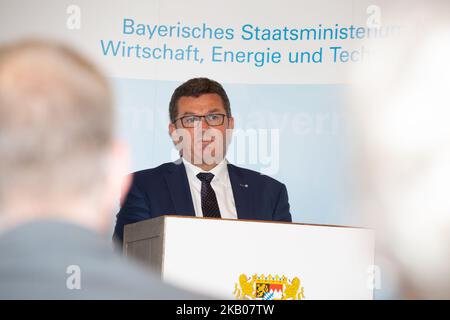 Franz-Josef Pschierer hielt eine Rede. Bayerns Wirtschaftsminister Franz-Josef Pschierer von der Christlich-Sozialen Union (CSU) übergab die Förderscheine an Unternehmen, die in Bayern E-Autostationen bauen werden. In einer kurzen Rede sagte er, dass E-Autos sehr wichtig für die Umwelt und die Zukunft seien und nannte China ein Vorbild. (Foto von Alexander Pohl/NurPhoto) Stockfoto