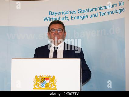 Franz-Josef Pschierer hielt eine Rede. Bayerns Wirtschaftsminister Franz-Josef Pschierer von der Christlich-Sozialen Union (CSU) übergab die Förderscheine an Unternehmen, die in Bayern E-Autostationen bauen werden. In einer kurzen Rede sagte er, dass E-Autos sehr wichtig für die Umwelt und die Zukunft seien und nannte China ein Vorbild. (Foto von Alexander Pohl/NurPhoto) Stockfoto