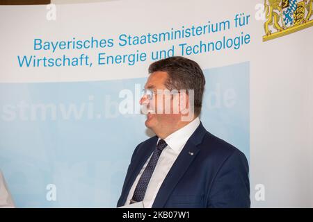 Franz-Josef Pschierer hielt eine Rede. Bayerns Wirtschaftsminister Franz-Josef Pschierer von der Christlich-Sozialen Union (CSU) übergab die Förderscheine an Unternehmen, die in Bayern E-Autostationen bauen werden. In einer kurzen Rede sagte er, dass E-Autos sehr wichtig für die Umwelt und die Zukunft seien und nannte China ein Vorbild. (Foto von Alexander Pohl/NurPhoto) Stockfoto