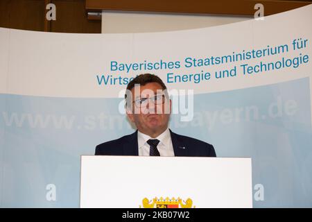 Franz-Josef Pschierer hielt eine Rede. Bayerns Wirtschaftsminister Franz-Josef Pschierer von der Christlich-Sozialen Union (CSU) übergab die Förderscheine an Unternehmen, die in Bayern E-Autostationen bauen werden. In einer kurzen Rede sagte er, dass E-Autos sehr wichtig für die Umwelt und die Zukunft seien und nannte China ein Vorbild. (Foto von Alexander Pohl/NurPhoto) Stockfoto