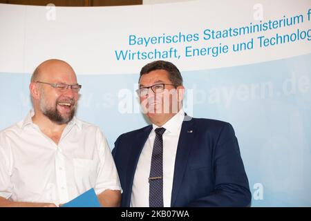 Franz-Josef Pschierer lacht mit der Erbguth GmbH. Bayerns Wirtschaftsminister Franz-Josef Pschierer von der Christlich-Sozialen Union (CSU) übergab die Förderscheine an Unternehmen, die in Bayern E-Autostationen bauen werden. In einer kurzen Rede sagte er, dass E-Autos sehr wichtig für die Umwelt und die Zukunft seien und nannte China ein Vorbild. (Foto von Alexander Pohl/NurPhoto) Stockfoto