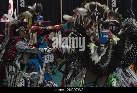 Mitglieder der First Nations am zweiten Tag des dritten jährlichen traditionellen Pow Wow-Wettbewerbs beim K-Days Festival in Edmonton. Über 700 First Nations-Tänzer aus Dutzenden verschiedener Stämme werden an drei Tagen in dieser Woche an den K-Days in Edmonton zu sehen sein. Am Mittwoch, den 25. Juli 2018, Alberta, Kanada. (Foto von Artur Widak/NurPhoto) Stockfoto