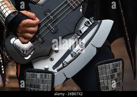 Moe Rotondi am Bass, während Destroyer, Auftritt beim K-Days Festival in Edmonton. Am Mittwoch, den 25. Juli 2018, Alberta, Kanada. (Foto von Artur Widak/NurPhoto) Stockfoto