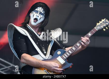 Michael Moodrey (als Ace Frehleys Spaceman-Figur) von Kanadas führender KISS-Tribute-Band Destroyer tritt beim K-Days Festival in Edmonton auf. Am Mittwoch, den 25. Juli 2018, Alberta, Kanada. (Foto von Artur Widak/NurPhoto) Stockfoto