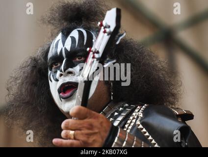 Moe Rotondi (als Gene Simmons’ Demon-Figur) von Kanadas führender KISS-Tribute-Band Destroyer tritt beim K-Days Festival in Edmonton auf. Am Mittwoch, den 25. Juli 2018, Alberta, Kanada. (Foto von Artur Widak/NurPhoto) Stockfoto