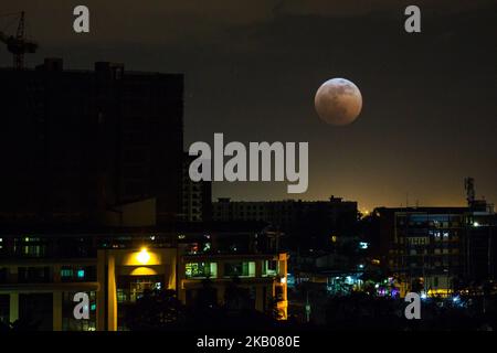 Die Mondfinsternis ist am 28. Juli 2018 in Nairobi, Kenia, zu sehen. Die Mondfinsternis war die längste des 21.. Jahrhunderts und dauerte 1 Stunden und 43 Minuten. (Foto von Fayed El-Geziry/NurPhoto) Stockfoto