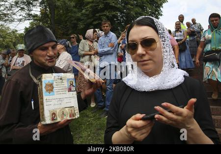 Ukrainische orthodoxe Priester und Gläubige nehmen nach einem Gottesdienst in Kiew, Ukraine, am 27. Juli 2018 an einer religiösen Prozession Teil. Am 27. Und 28. Juli 2018 begehen orthodoxe Gläubige den 1030.. Jahrestag der Christianisierung der Kiewer Rus. (Foto von Sergii Chartschenko/NurPhoto) Stockfoto