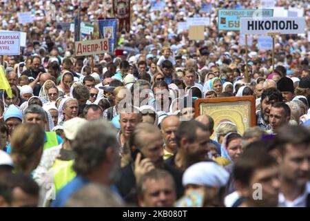 Ukrainische orthodoxe Priester und Gläubige nehmen nach einem Gottesdienst in Kiew, Ukraine, am 27. Juli 2018 an einer religiösen Prozession Teil. Am 27. Und 28. Juli 2018 begehen orthodoxe Gläubige den 1030.. Jahrestag der Christianisierung der Kiewer Rus. (Foto von Sergii Chartschenko/NurPhoto) Stockfoto